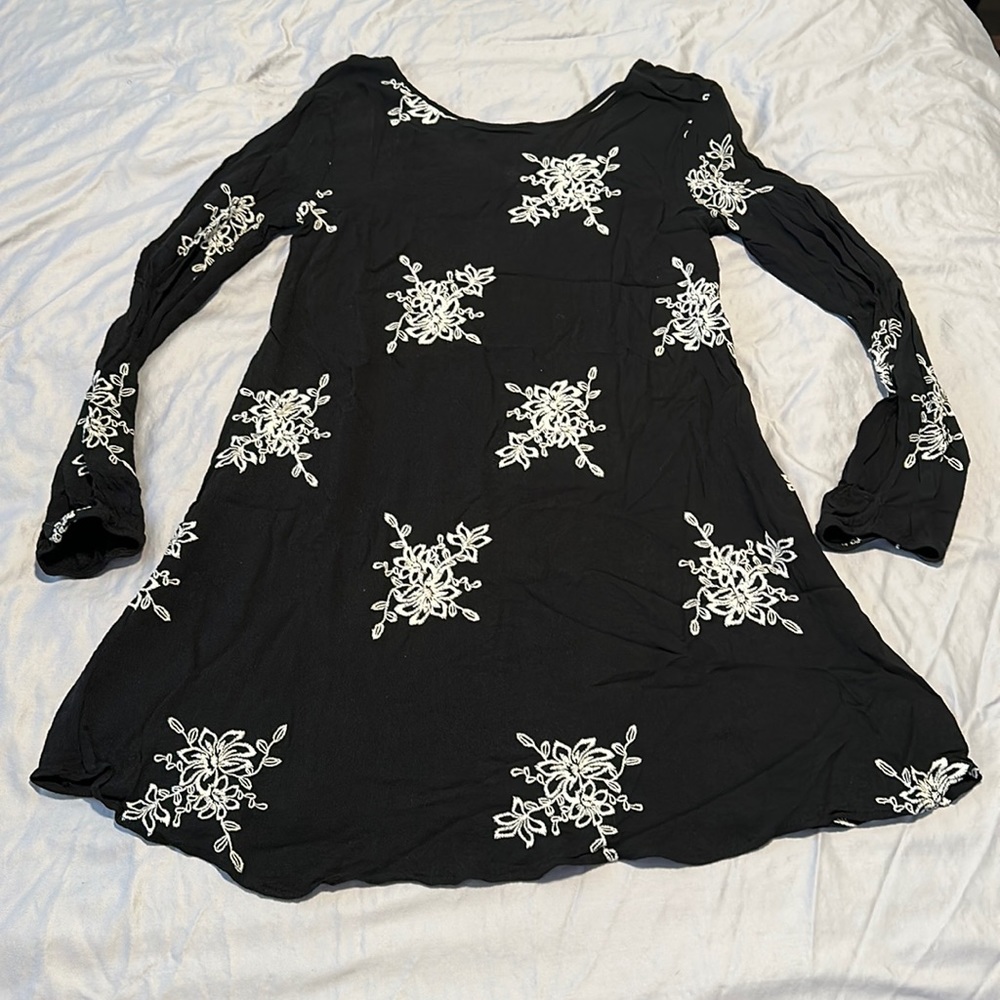 Xhilaration Black w/ White Embroidered Floral Pattern Semi-Sheer Dress Sz Medium